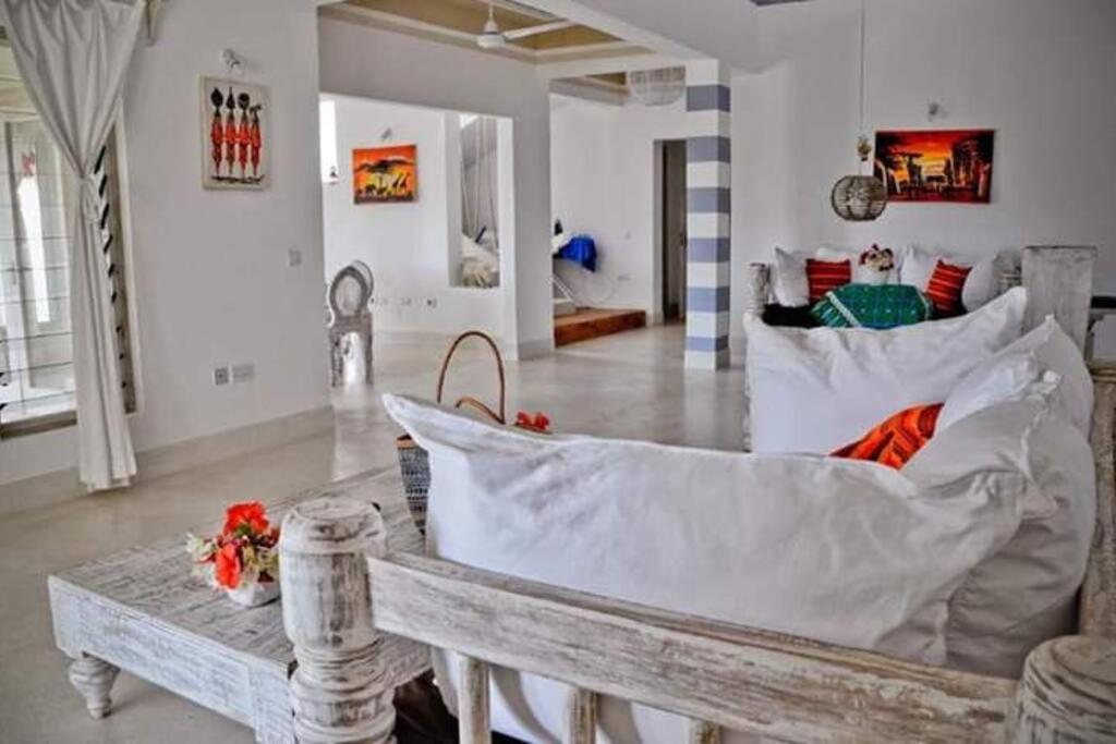 White Villa - Paparemo Beach Watamu Exteriör bild